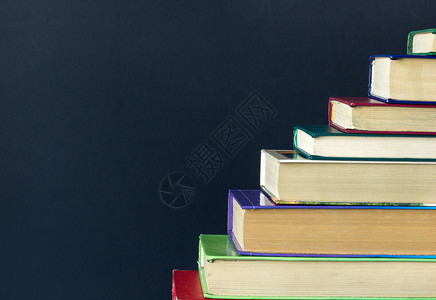 书架在黑纸板复制空间概念教育通往知识之路的旧书台阶上铺在黑纸板上的旧书台阶图馆背部图片