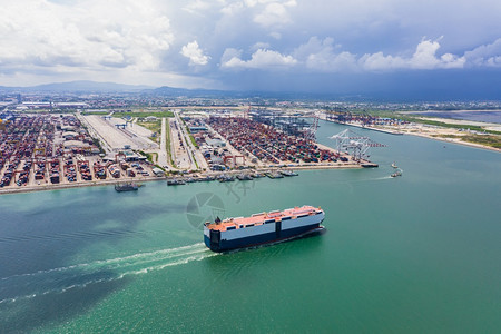 重的绿色海洋和国际航运集装箱港口背景空中观察国际海运集装箱港口背景航空观船轮行海的国际图片