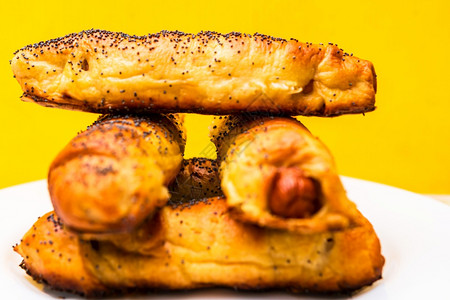 开胃菜紧贴的香肠烤熟了在面团里洒满盐和籽香肠卷美味自制糕点桌子一顿饭图片