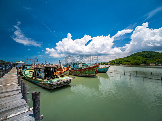 泰国桑克拉Songkhla旧沉船停泊在海洋木桥附近蓝天与云生动的色天空中自然山海景图片