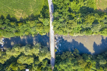 旅游上下河桥的空中观视从上到下镇早晨图片