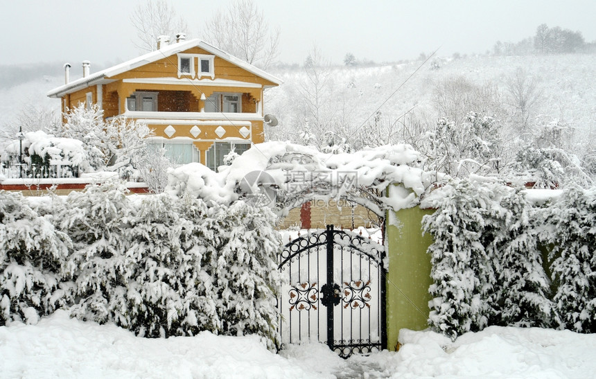 栅栏该地区冬季风景和农村家庭情况园自然图片