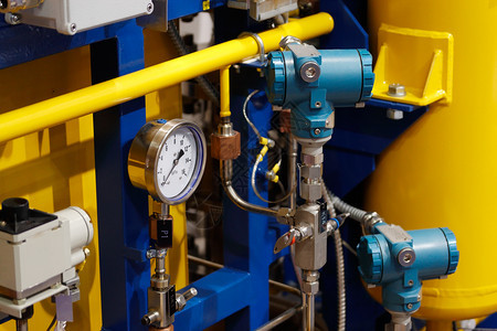 系统活力指标装有水管和压力计的工业技术设备图片