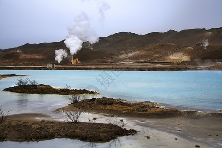 冰岛有5座主要地热发电站生产大约26种民族能源此外热能满足冰岛所有建筑中约87座物的供暖和热水需求除地热能之外74个的电力由水发图片