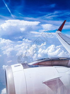 自然运输从飞机窗口背景查看高的图片