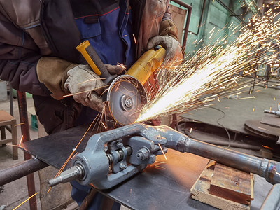 修理与钢铁制造重工业厂的滑动设备一起在室内近门生产重工厂进行研磨作具力量图片