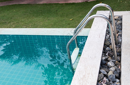 蓝色的自然反射热带酒店清晰游泳池中梯子的金属铁轨热带旅馆图片