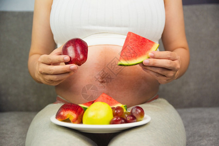 孕妇拿着西瓜和苹果图片