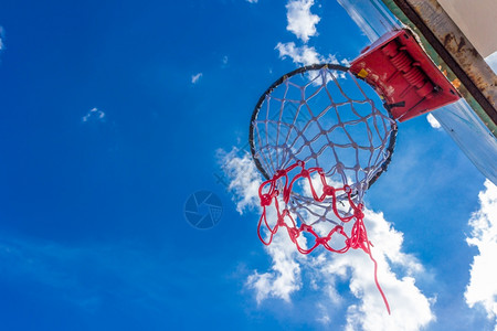 蓝天空和云彩上的篮球圈健康活动高的图片