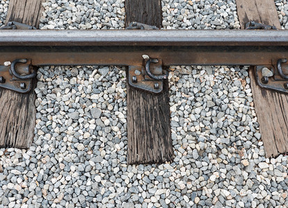 旅行商业夹钳古老的铁路轨道用木嵌入器在鲁拉尔车站的下线上图片