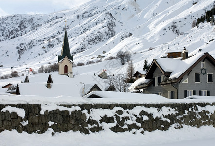 云岩石高山村在大雪降后的一个高山村瑞士栅栏图片
