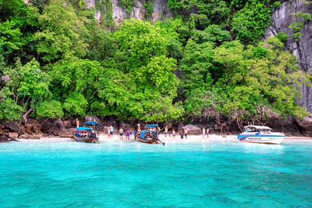 蓝色的KRABI12月日在PhiPhi岛MayaBay的长船和观光游客于2016年月日在泰国Krabi拍摄的照片支撑景观图片