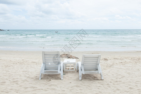 阳光明媚的海景白沙滩图片