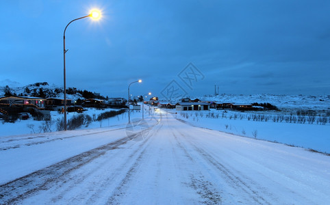 欧洲的极东方冰岛冬季中雪时东边的Djupivigur图片