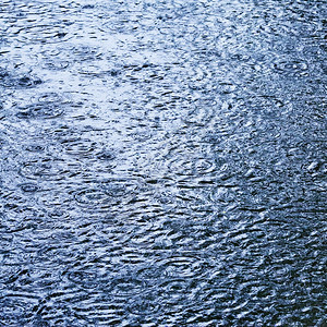 同心雨滴在水上强烈的冲浪紧闭洪水春天图片