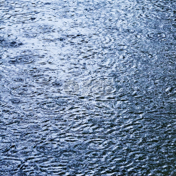 同心雨滴在水上强烈的冲浪紧闭洪水春天图片