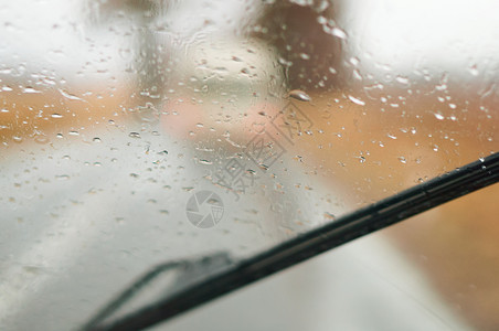 旅行道路被雨弄湿了滴在汽车玻璃上雨滴在汽车玻璃上道路被雨弄湿了反射能见度图片