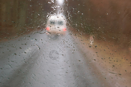 能见度液体道路被雨弄湿了滴在汽车玻璃上雨滴在汽车玻璃上道路被雨弄湿了驾驶图片