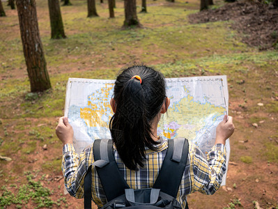 闲暇力量目标年轻女旅行者带和背包在夏季度假日自然足迹室外放松的野露天行人图片