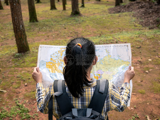 闲暇力量目标年轻女旅行者带和背包在夏季度假日自然足迹室外放松的野露天行人图片
