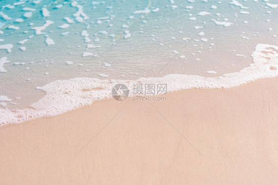 在泰国热带海滩上沙和与蓝水泡沫波相伴旅游场景最佳图片