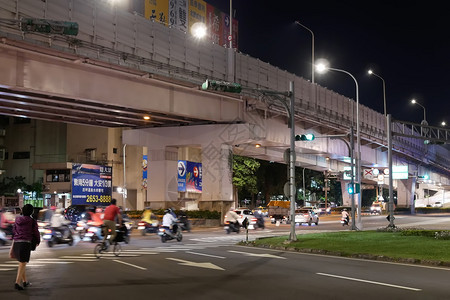 十一月摩托车走台北湾2018年月30日晚间轮班车和汽通过公路运动图片