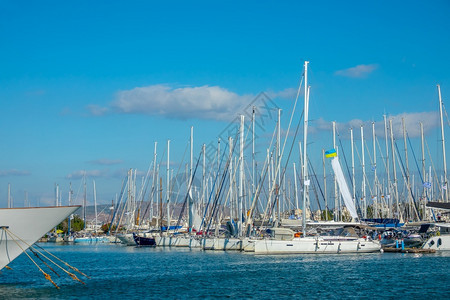 码头晴天欧洲在桑尼气的地中海城市一个游艇俱乐部里有许多帆船游艇在Sunny天气的地中海城游艇俱乐部举行图片
