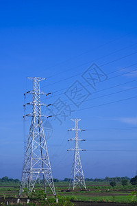 线条农村两座高电压塔和条缆线垂直框蓝天空背景的农村技术电气图片
