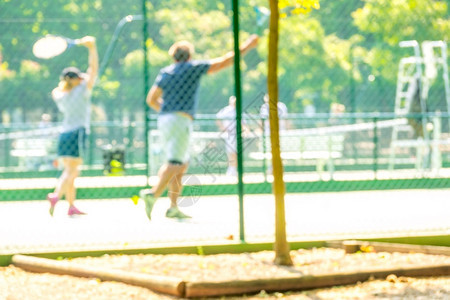 操场模糊的晴天网球场暑夏日阳光明媚的一天位女孩和她的教练关于夏季法院的网球训练专注数字图片