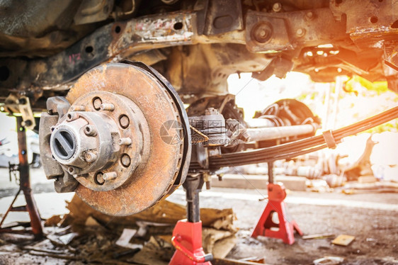 肮脏的运输旧和生锈卡尔斯柯吊机拆除修理更换和改新闻部件的轮子汽车工业和库概念螺栓图片