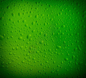 露珠绿色啤酒瓶上滴水的质啤酒背景溅图片