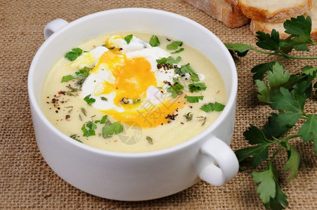 切丁一顿饭自制土豆奶油汤配有培根和偷鸡蛋草药香料图片