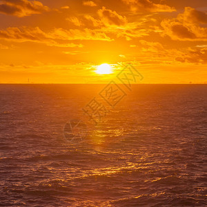 橙海边的夜晚阳光照耀着乌云和海蓝太阳在沙滩上晒日落黄昏海岸图片