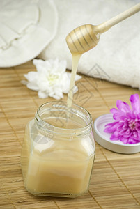 松软的杏仁椰子香草奶和木垫上的蜂蜜浴泡沫芳香气棕色的奢华图片
