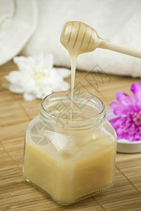 基本的健康棕色松软杏仁椰子香草奶和木垫上的蜂蜜浴泡沫芳香图片