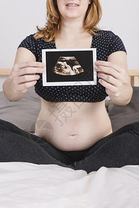 显示超声波的孕妇等待生长测试图片
