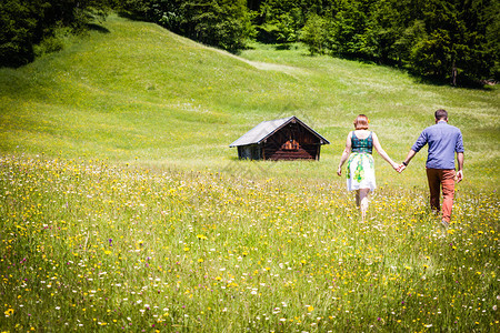 阳光两个快乐的恋人在秋山上的假日夏天绿色图片
