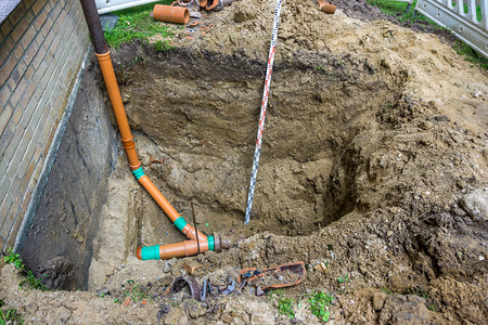 技术路面雨水管道与测量杆连接的建筑工地和水管与测量棒连接的建筑工地金属图片