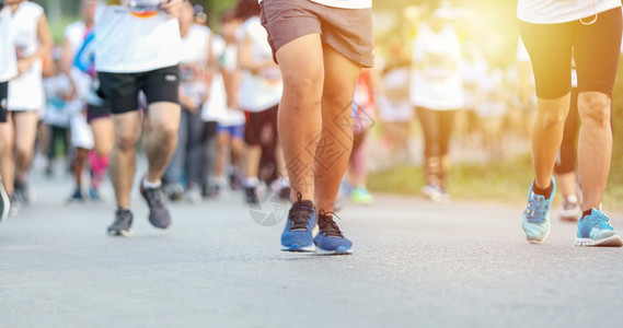 腿竞赛追踪马拉松运动的模糊化图片