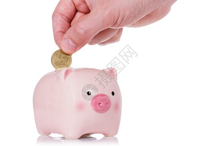猪肉陶瓷制品硬币将五分钱投进小猪银行用白色背景孤立的种图片