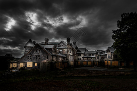 破碎的黑色学校夜晚废弃房子夜晚废弃老房子云影缭绕图片