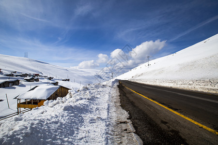 山景和高地房屋在雪中沥青森林冷冻图片