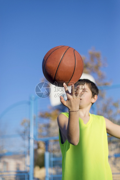 在户外法庭打篮球的青少年运动型扔图片