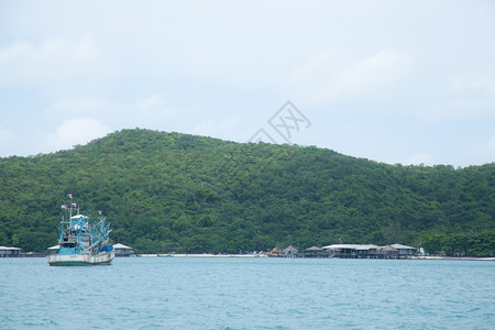 水海洋邻近比亚度假村海上浮游的大型渔船运输图片
