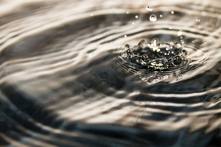 一滴水流动的雨半空中图片