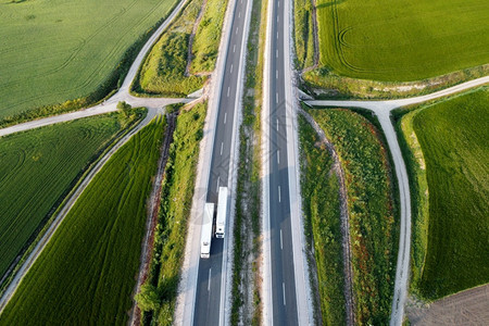 一条有汽车和卡的高速公路鸟瞰图在一个美丽的乡村风景中一条有汽车和卡的高速公路鸟瞰图在一个美丽的乡村风景中观路口无人机图片