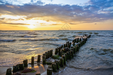 在海边的日落太阳从海的地平线以下太阳从海的地平线以下在海边的日落浪岸夏天图片