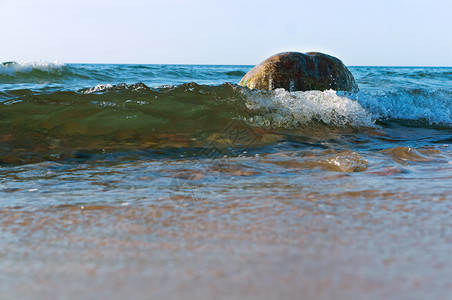 旅行海景浪拍打岸边的岩石波浪拍打海岸边的岩石冲浪图片