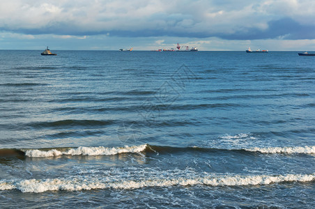 自然天空中的海浪和云彩上的石油和天然气装置海中的石油和天然气装置空中的海浪和云彩工作夏天图片