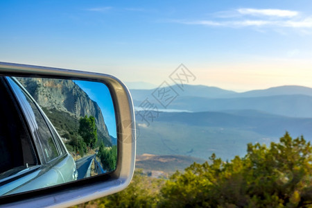 天假期镜子高山路和后视镜的汽车在阳光明媚的夏日下走着山区公路图片
